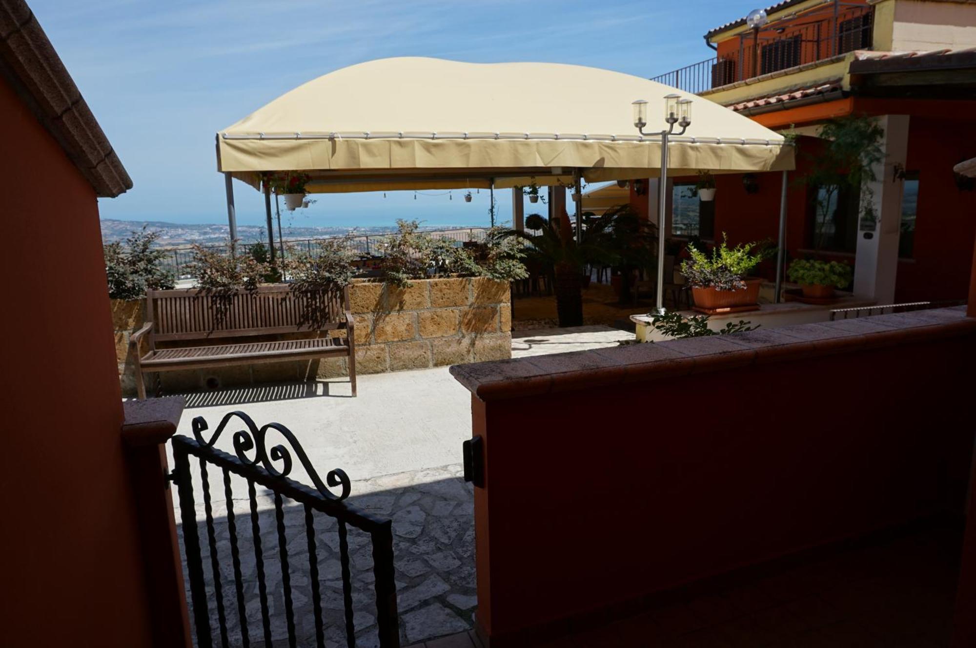 La Terrazza Motta Bed & Breakfast Atri Eksteriør bilde